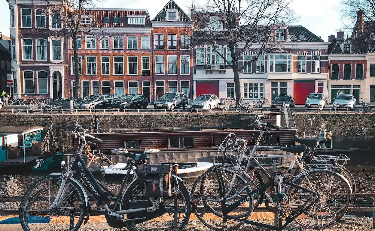 Geparkeerde fietsen langs de diepen in Groningen, de zesde grootste gemeente van Nederland.