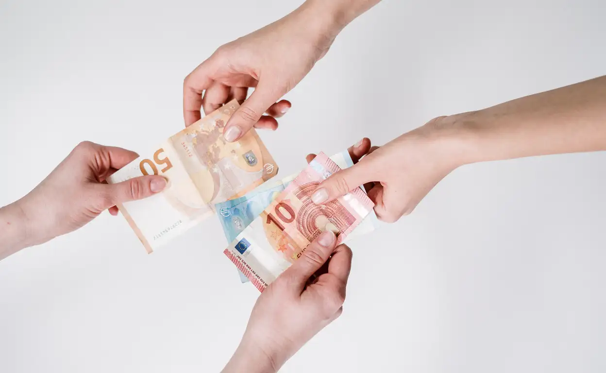 De huur wordt betaald met eurobiljetten.