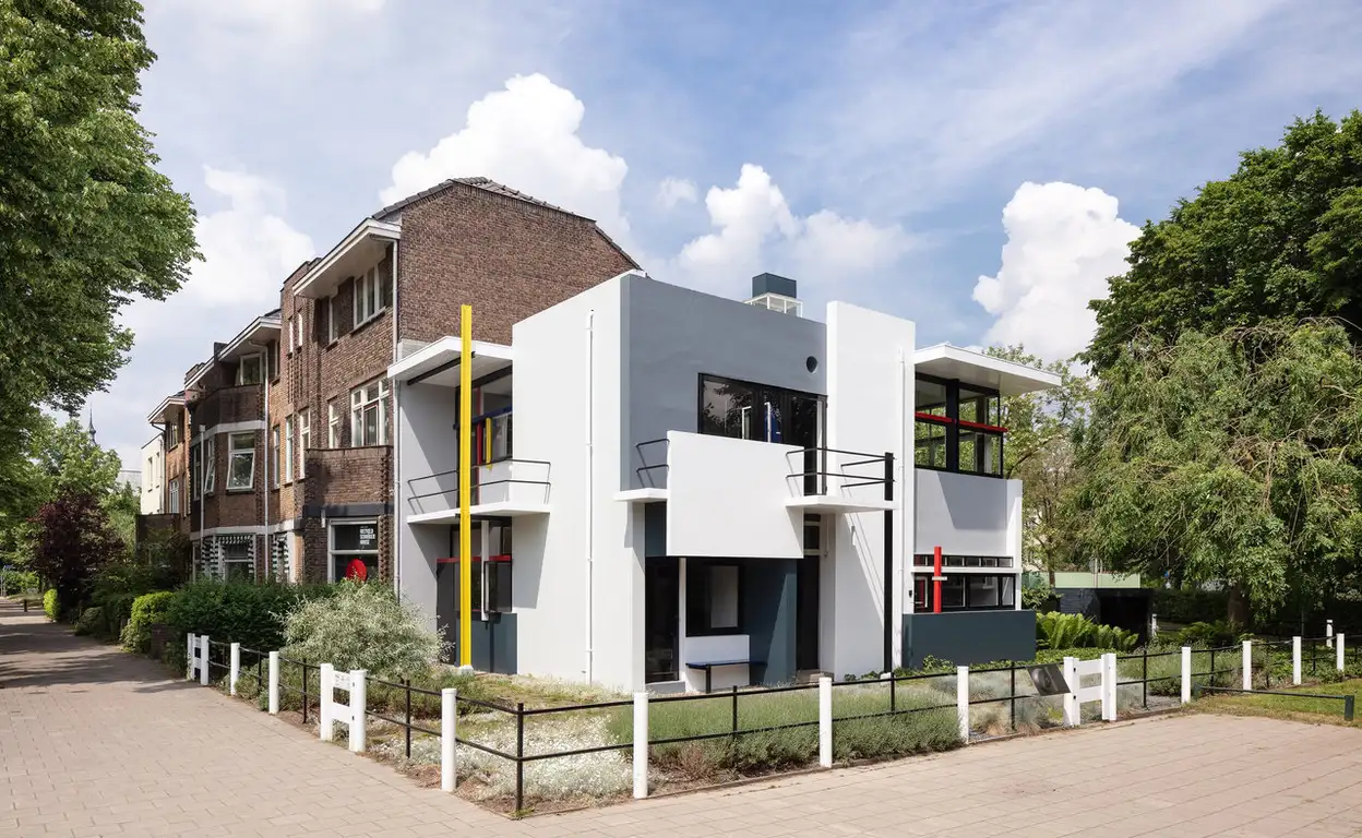 Een modern huis tussen oude woningen