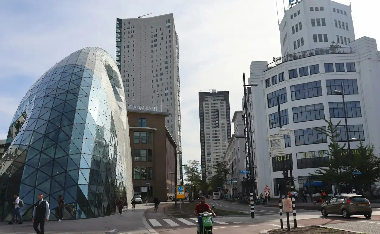 Aangezicht van Eindhoven met Philips gebouw en het gebouw Blob