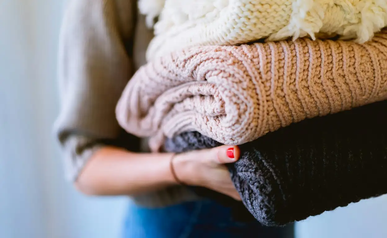 Een vrouw houdt een stapeltje vrouwen in haar handen