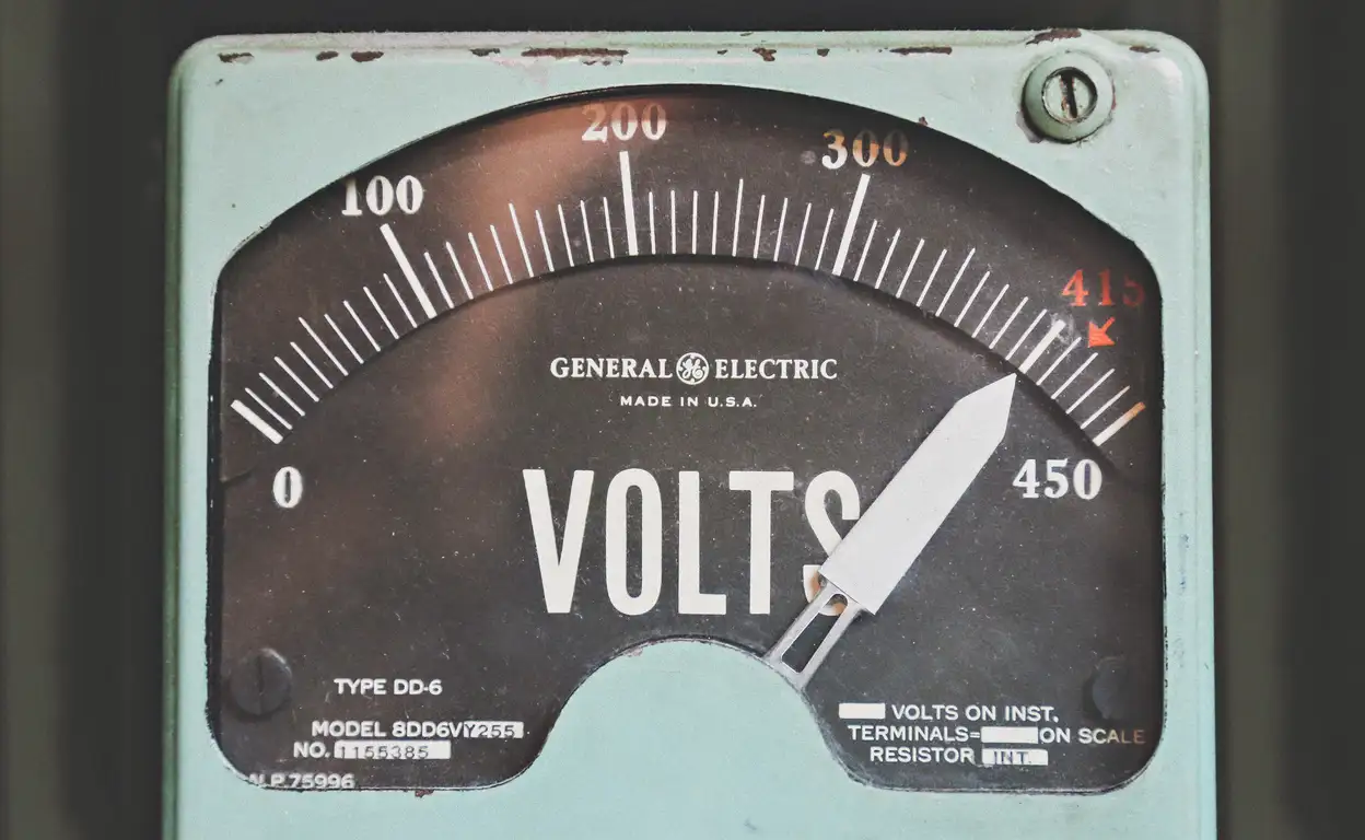 een voltmeter in een lichtblauwe kleur