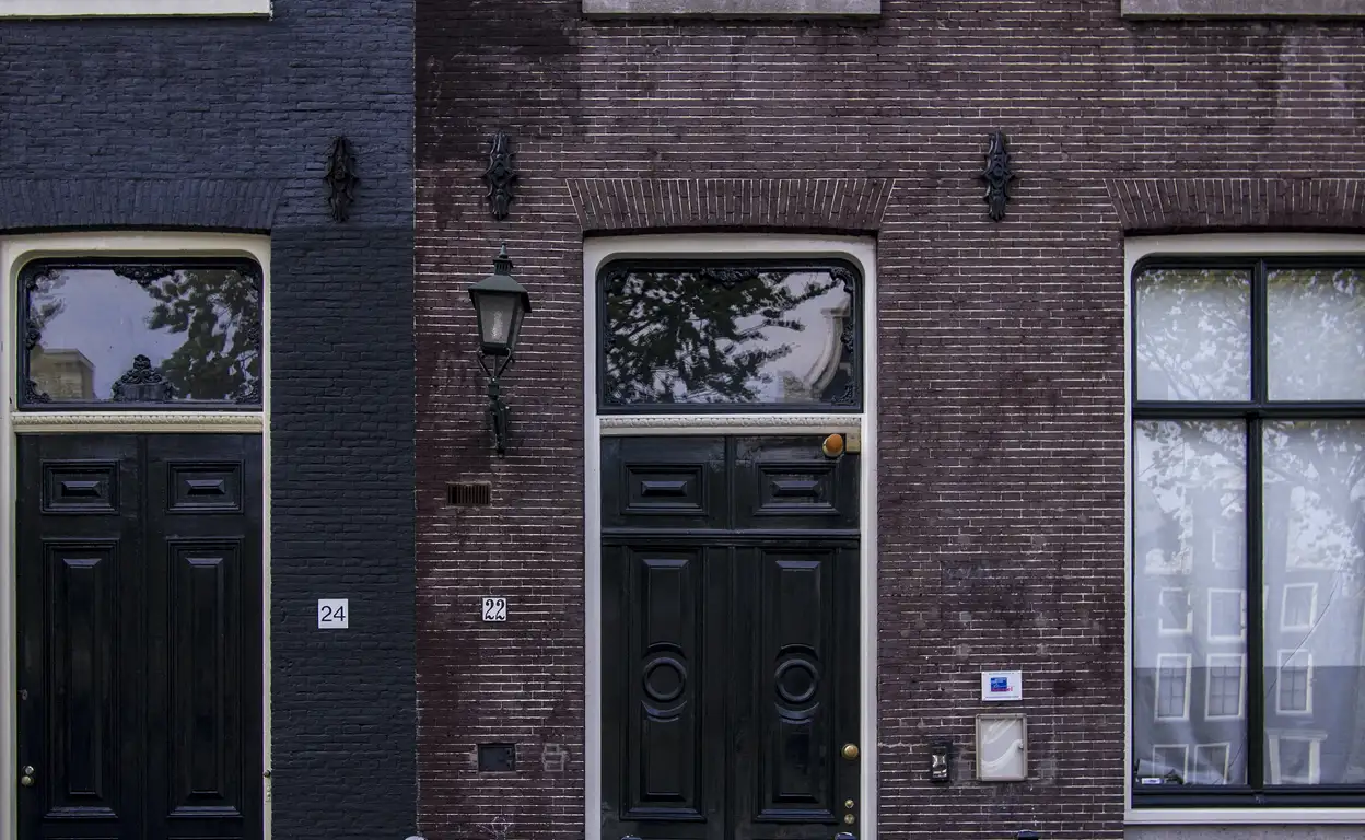 Donkere houten deur bij een woning