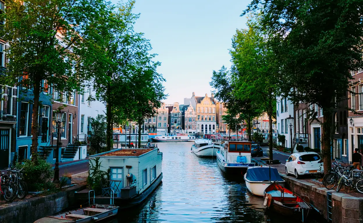 Diverse huizen aan een gracht in een Nederlandse stad.