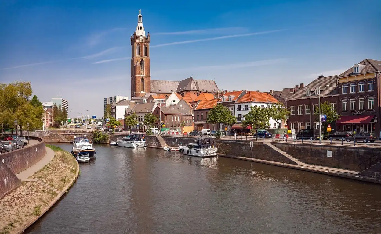 Aangezicht van Roermond met de maas op de voorgrond