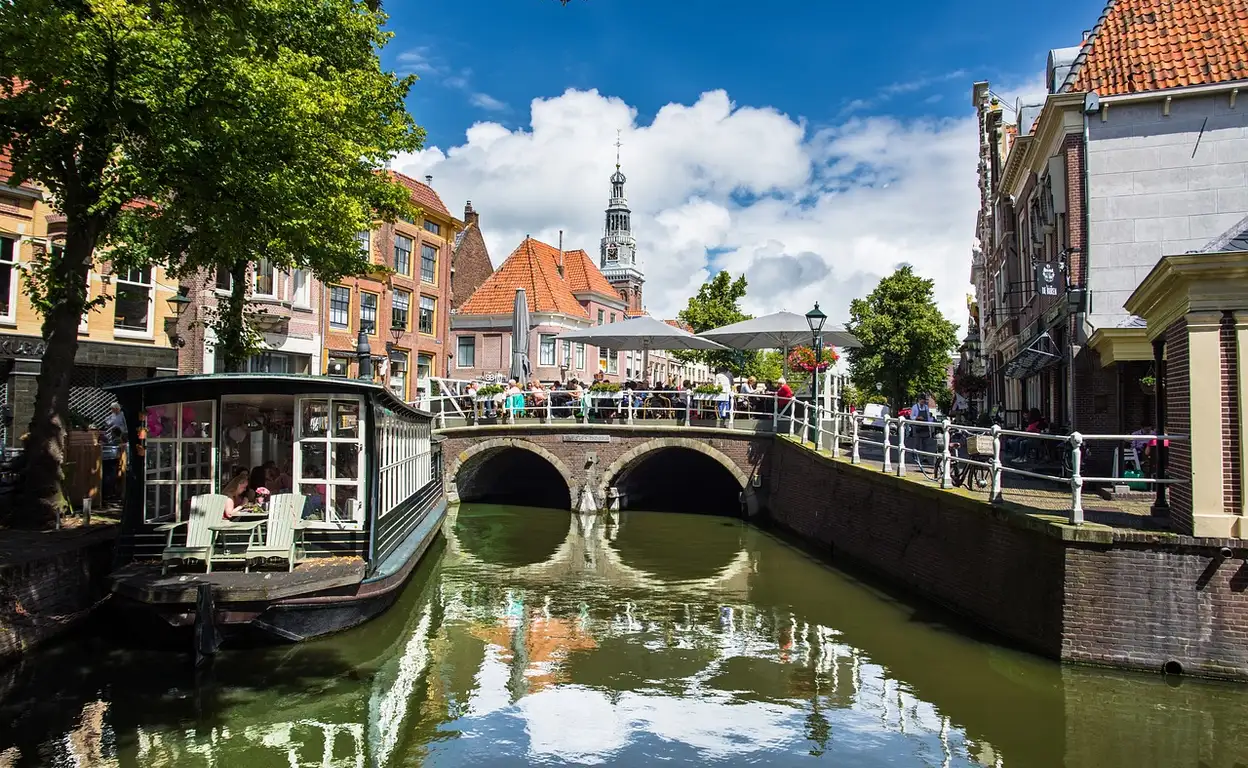 Aangezicht op de binnenstad van Alkmaar vanaf het water