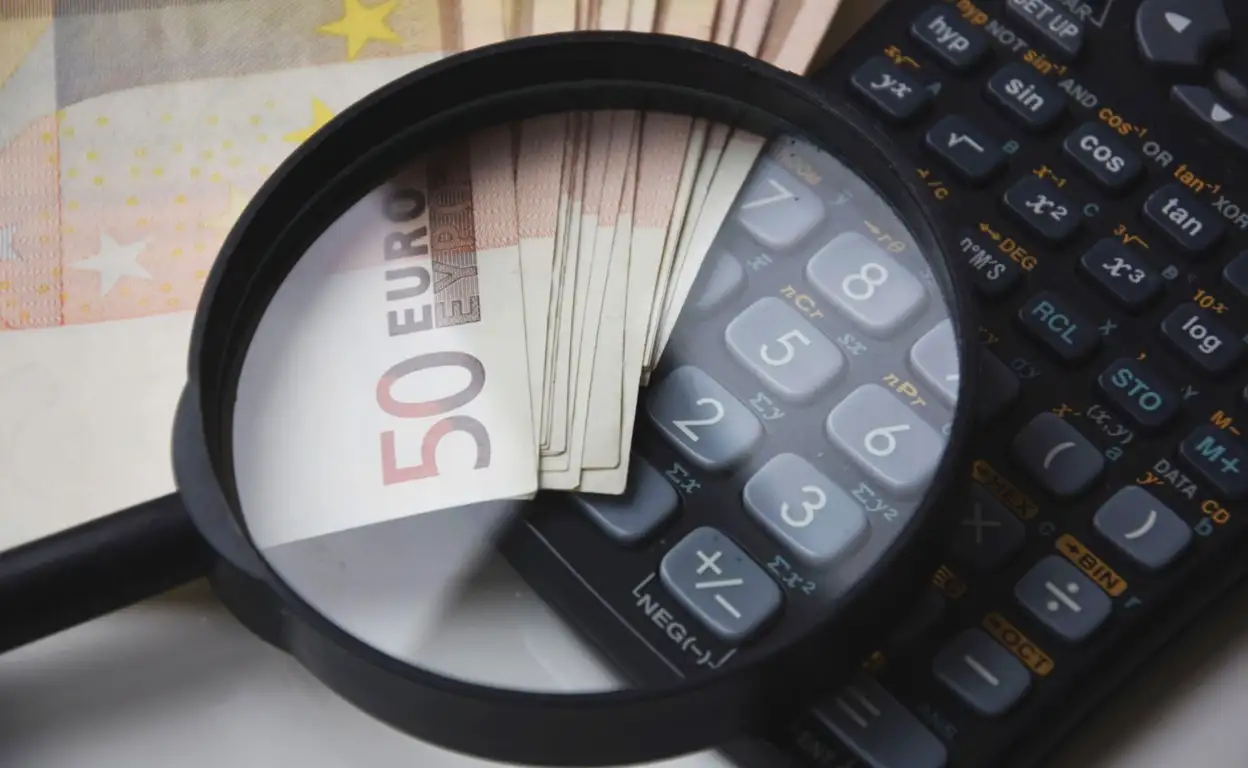 bankbiljetten van 50 euro onder een vergrootglas