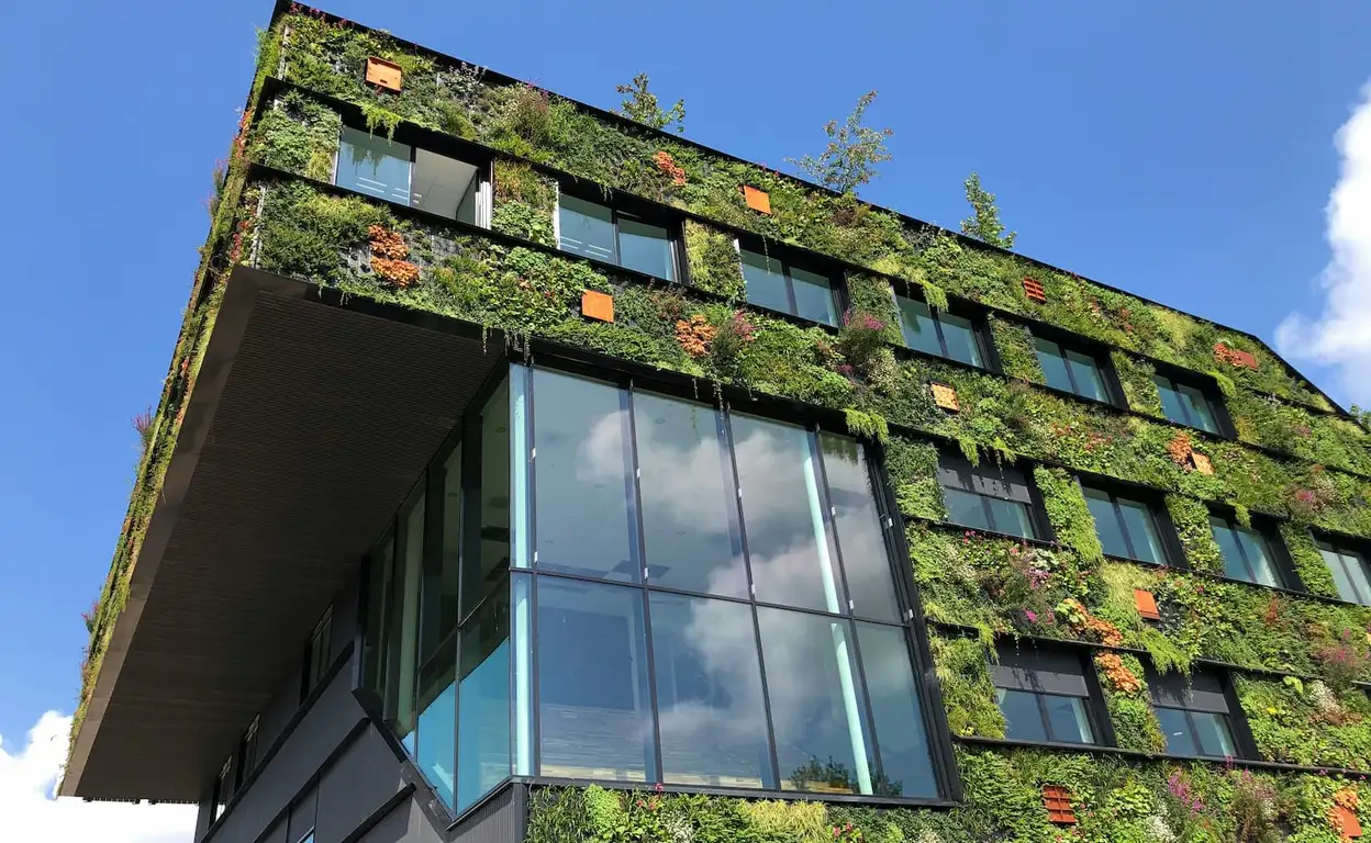 Moderne duurzame appartementencomplexen van woningcorporaties met zonnepanelen op de daken.