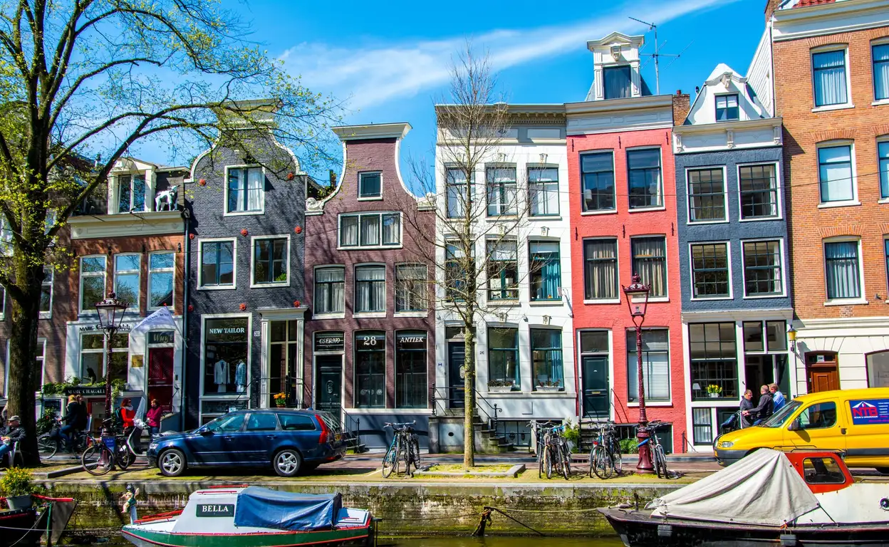 De grachten van Amsterdam met verschillende gekleurde grachtenpanden.