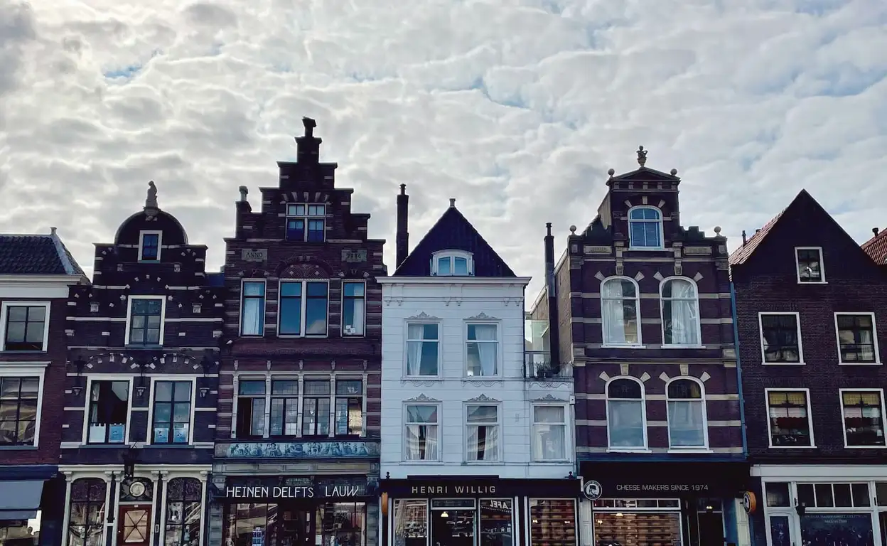 Daken van historische panden in Delft