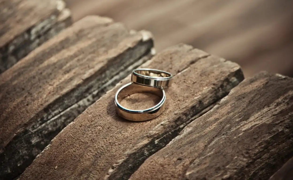 Een ring op een houten ondergrond
