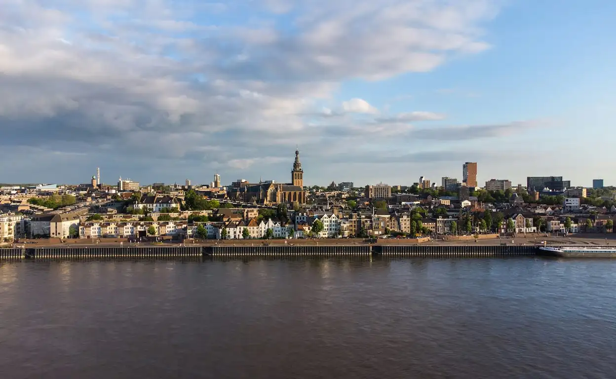 Aangezicht vanaf de Waal op de stad Nijmegen