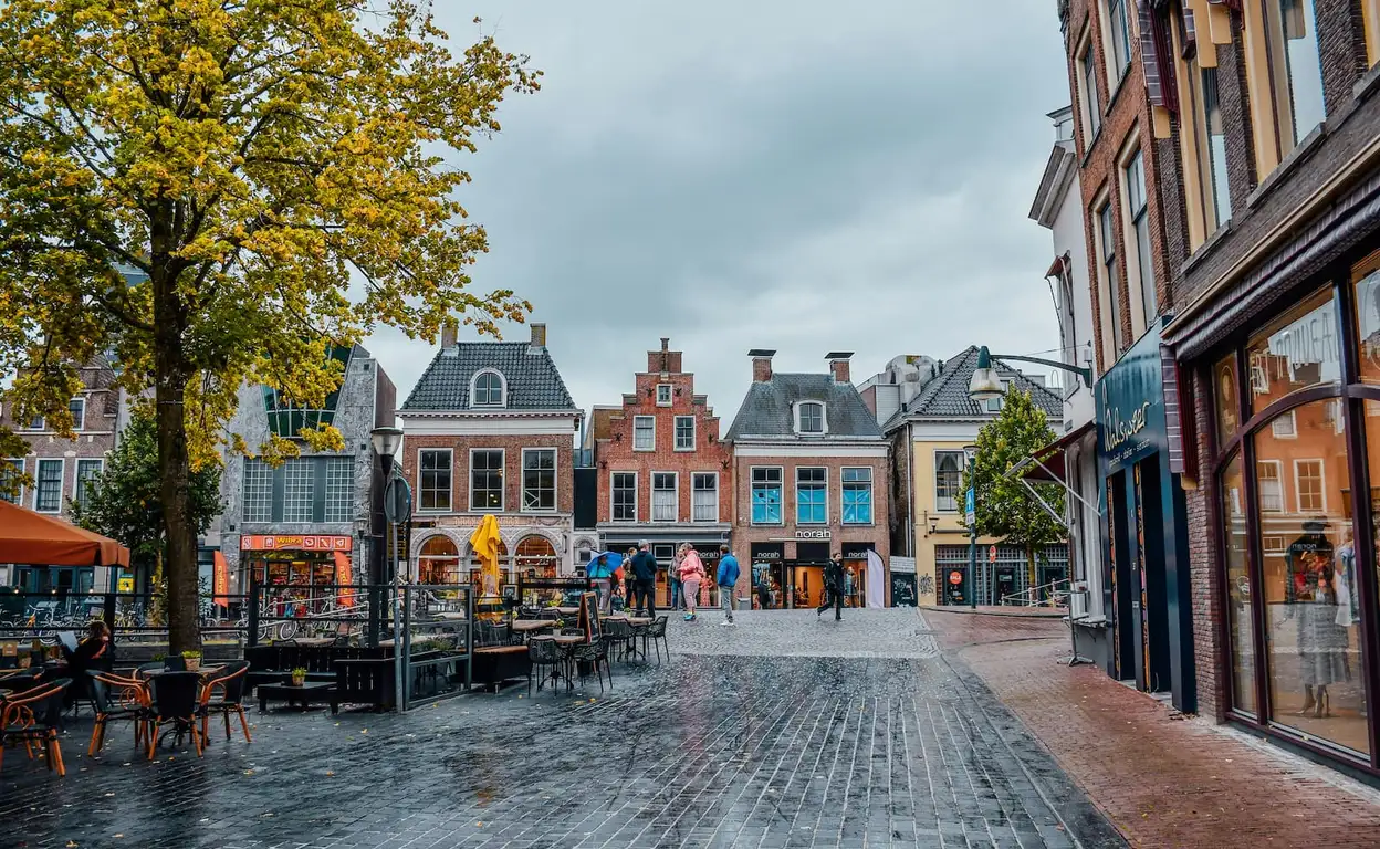 Plein in Leeuwarden met traditionele oud Nederlandse gebouwen aan de zijkant.