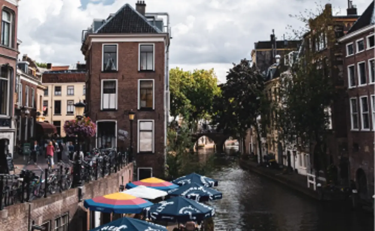 Een gracht met daaraan een terras in Utrecht
