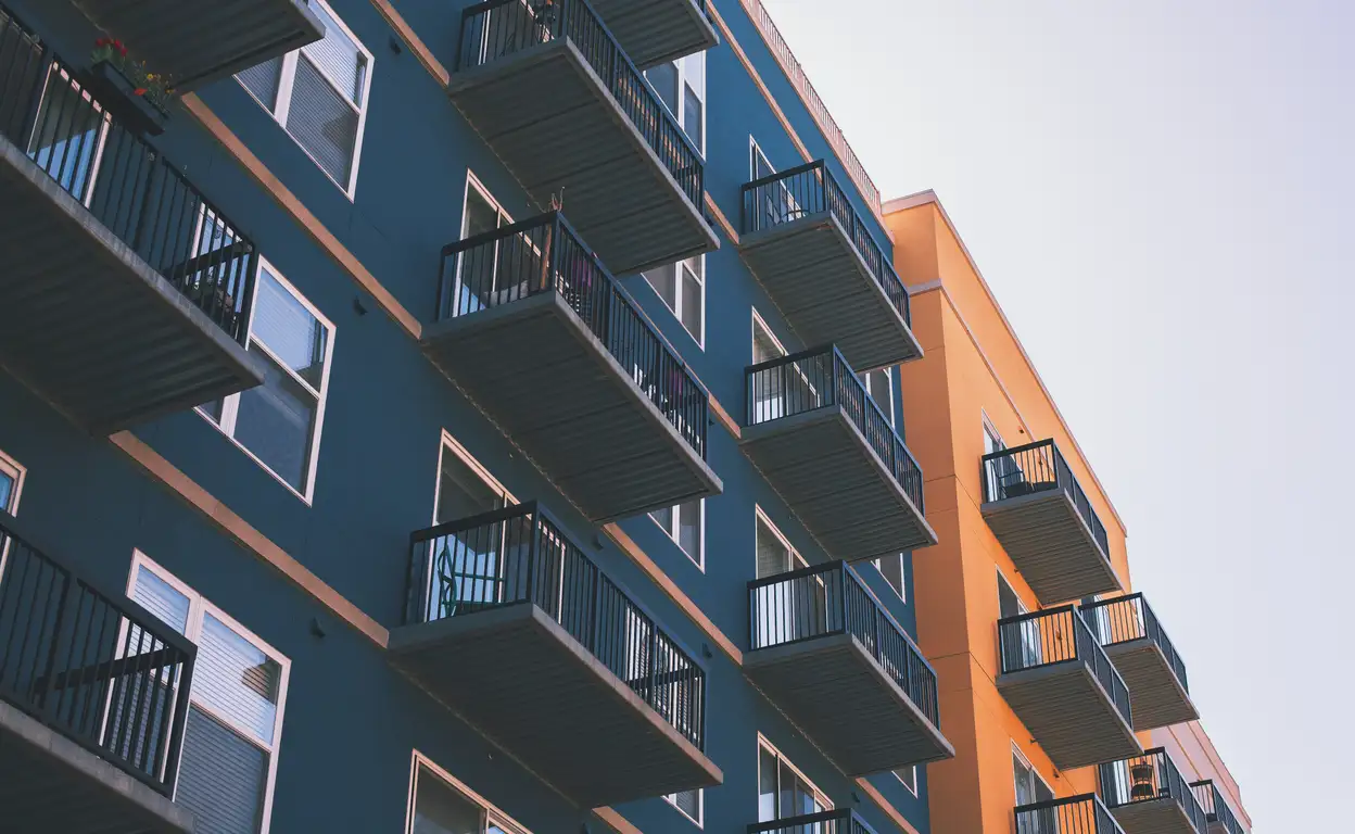 Een blauw en oranje flat met balkons