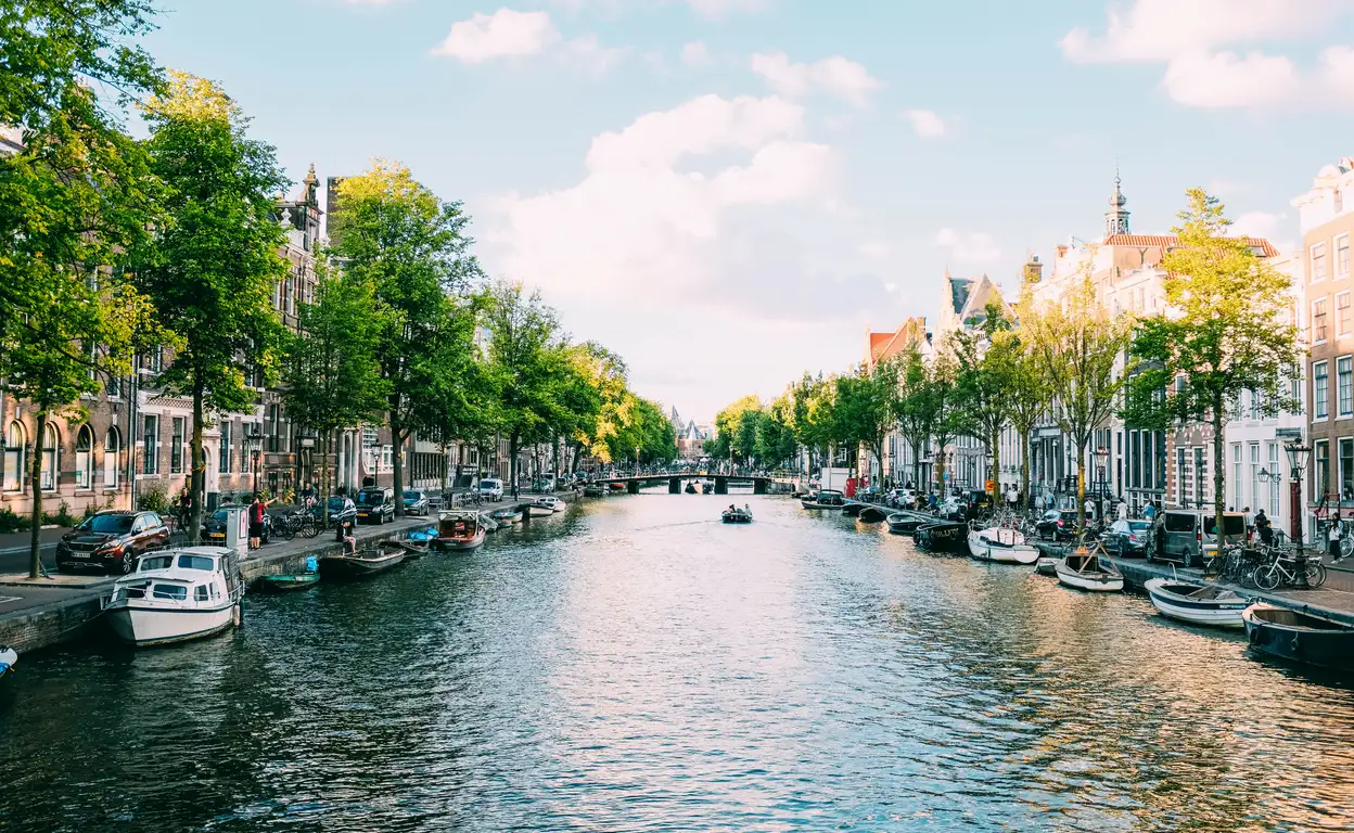 Gracht met boten en een heldere lucht