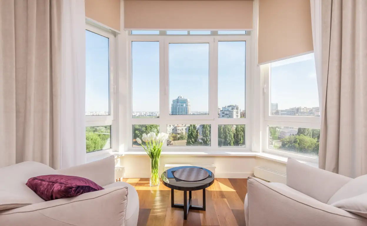 Woonkamer met beige rolgordijnen