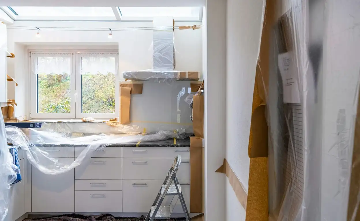 Een nieuwe keuken die wordt geplaatst als onderdeel van een renovatie aan een huurwoning