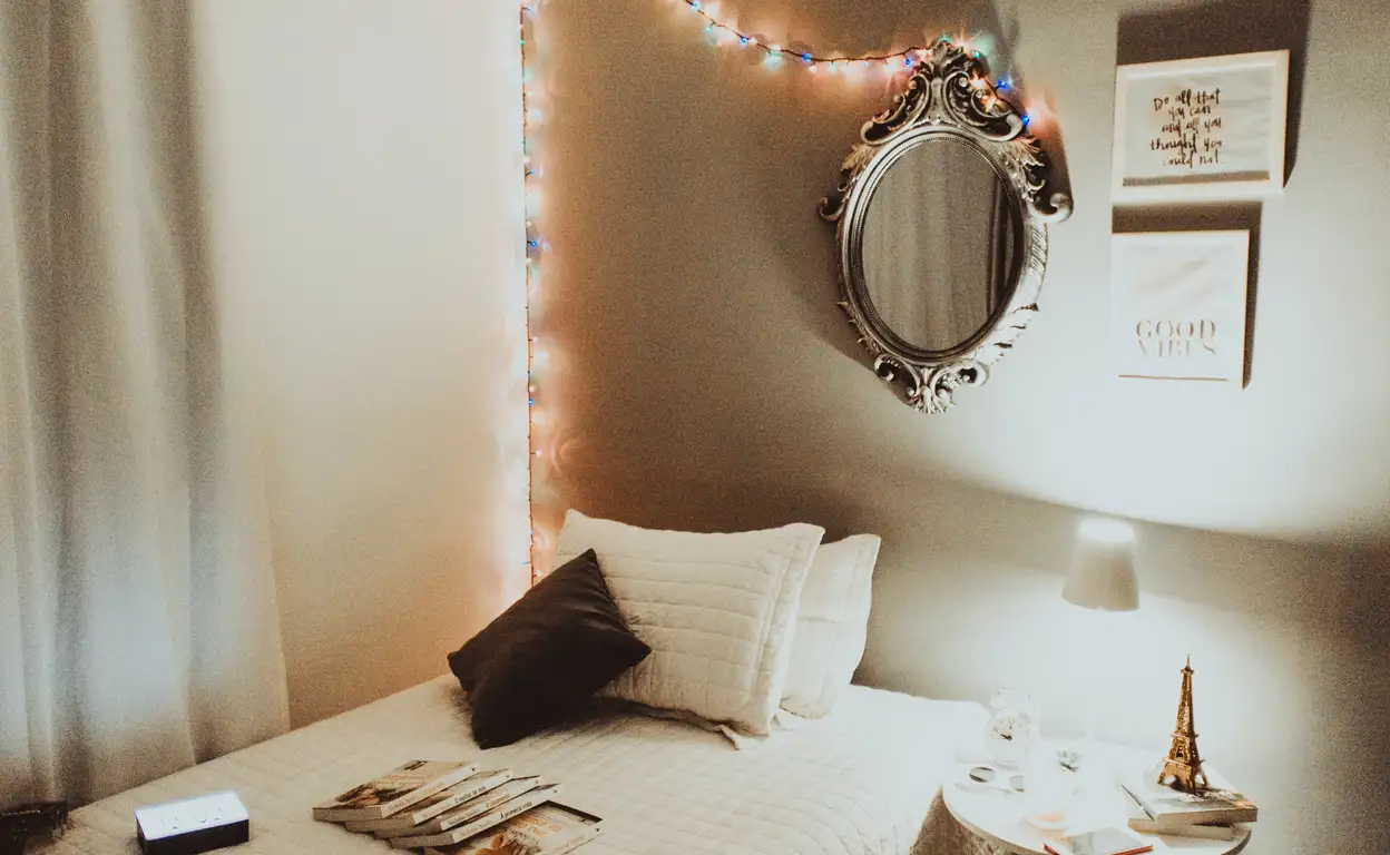 een slaapkamer in een witte kleur met bed en andere meubels