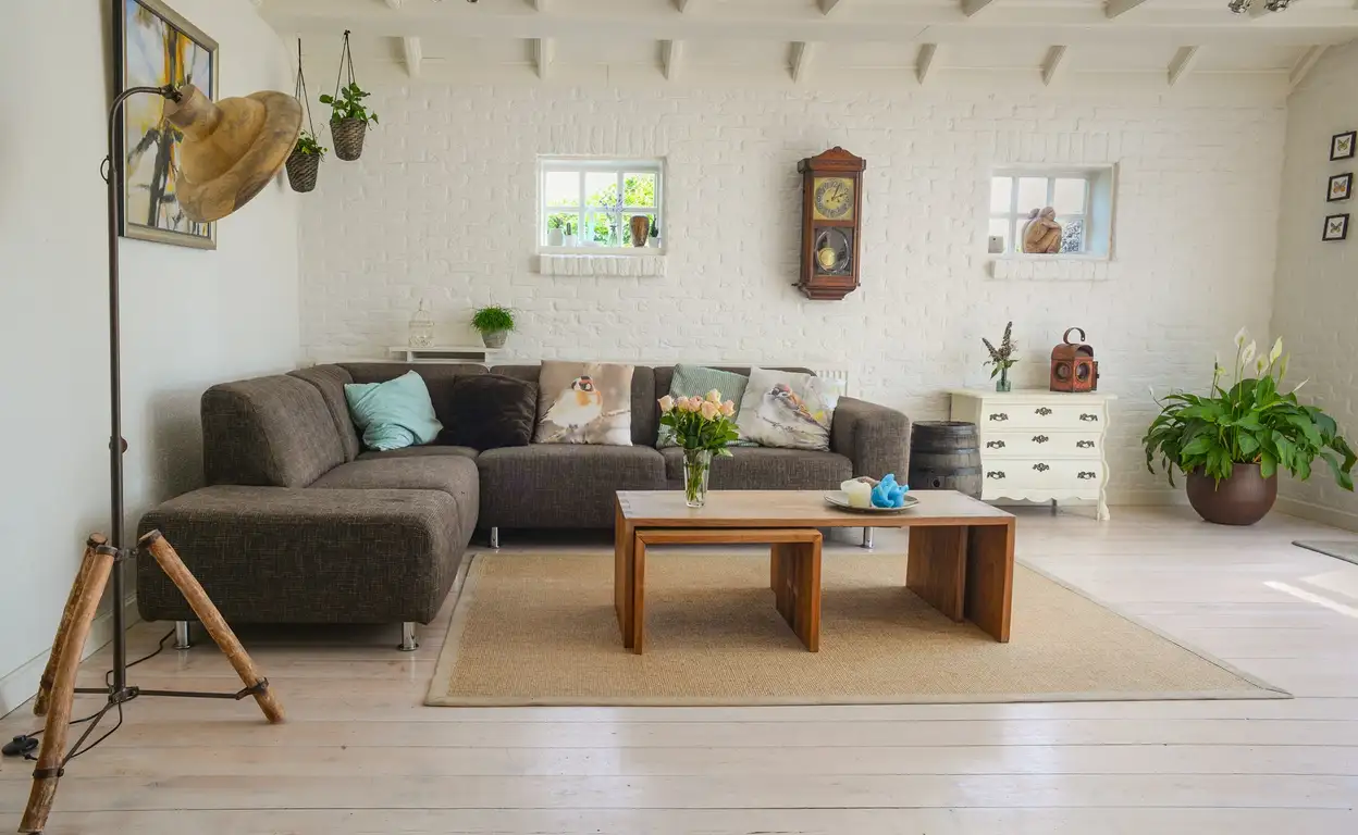 Een woonkamer met een bruine bank