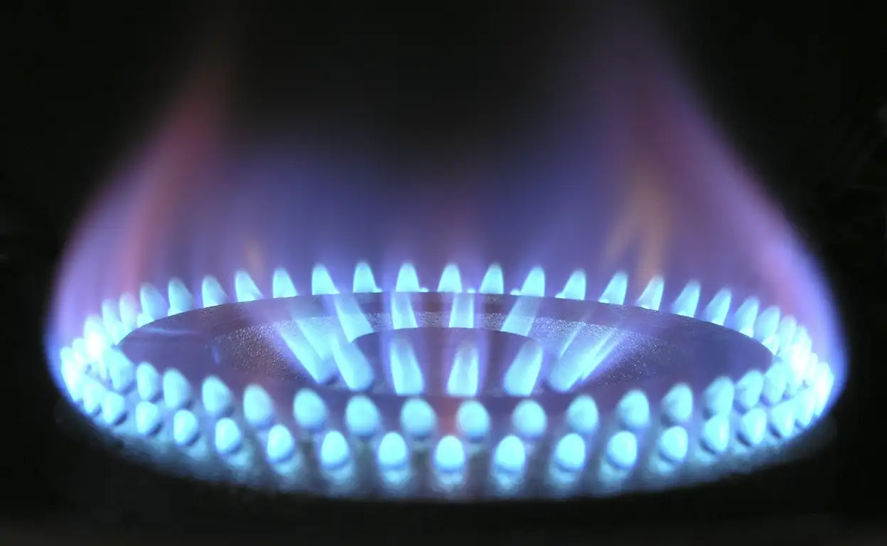 Een blauwe vlam van een gasfornuis