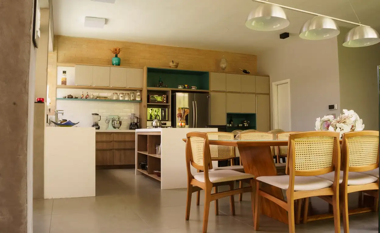 Keuken en eettafel gefotografeerd in daglicht.