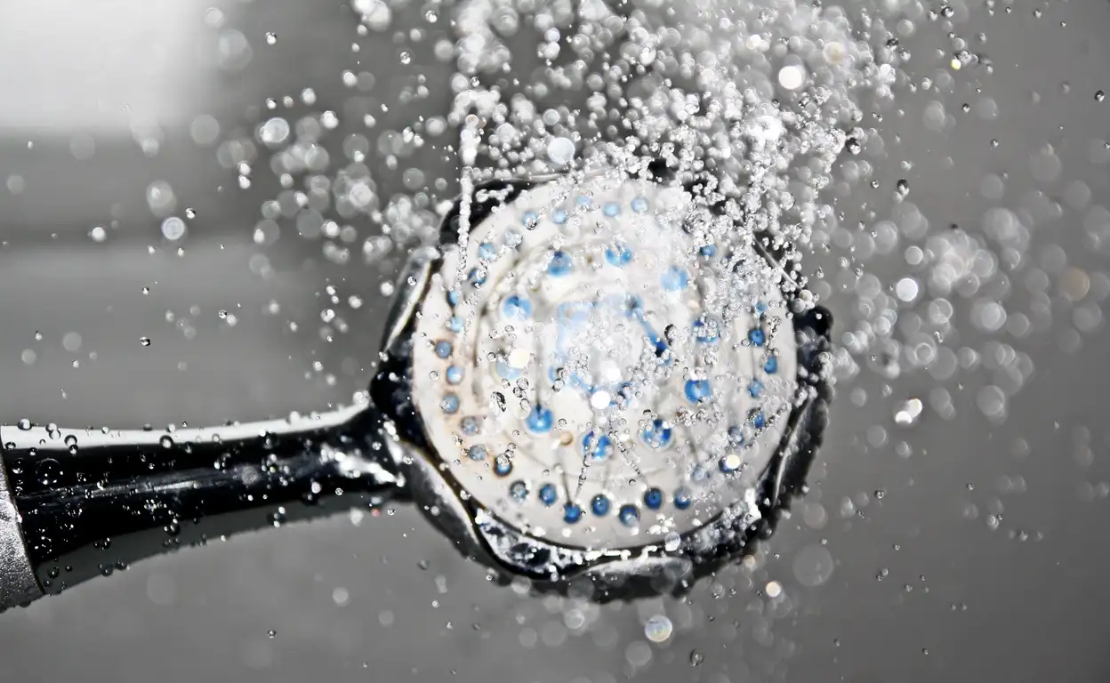 Water komt uit een douchekop