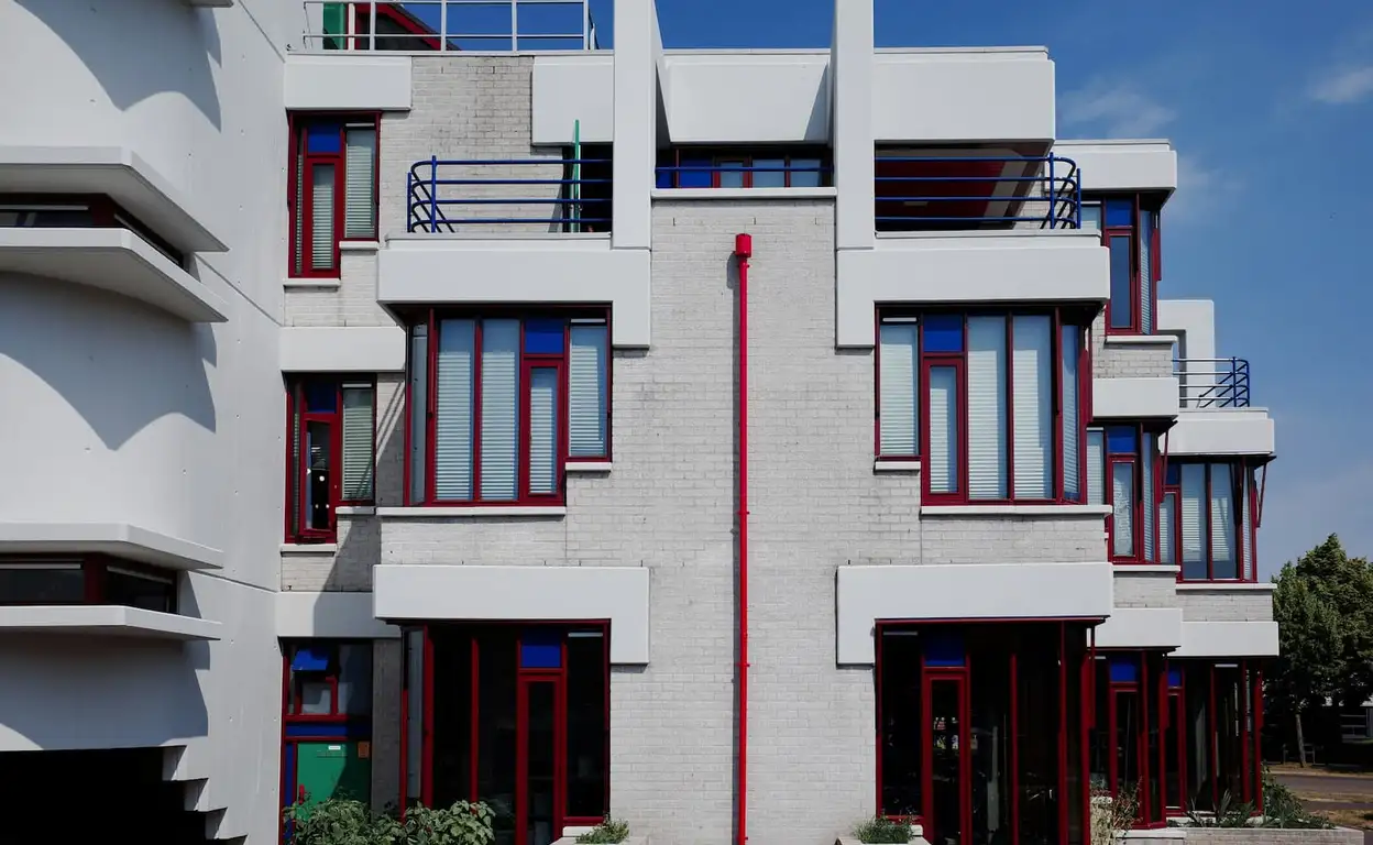 Lelijke witte huizen.