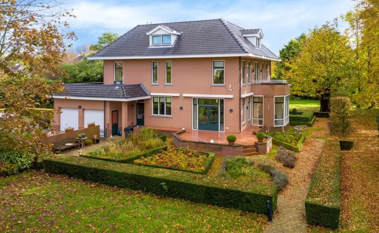 Villa met bruine bakstenen