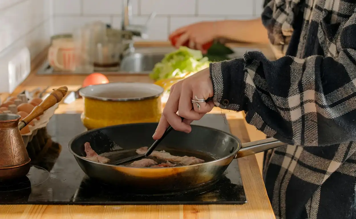 Koken op een inductie kookplaat.