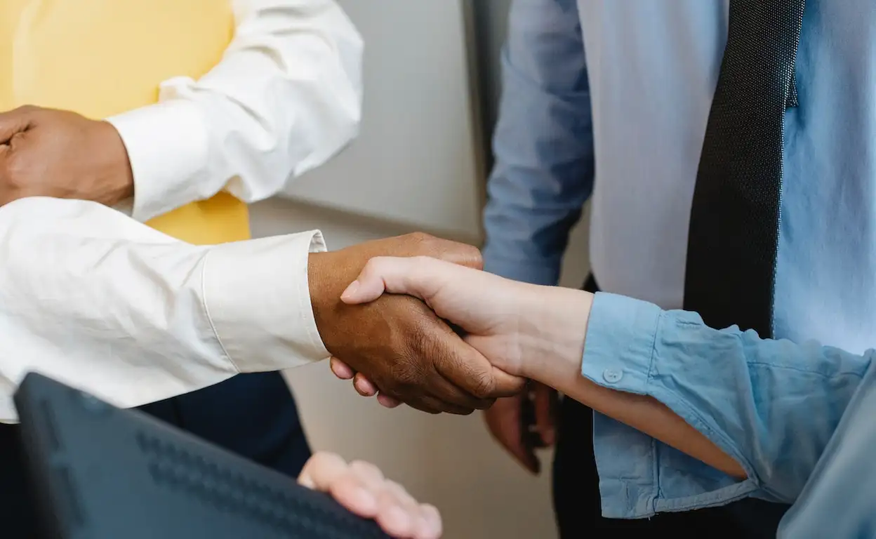 Twee mensen schudden elkaar de hand