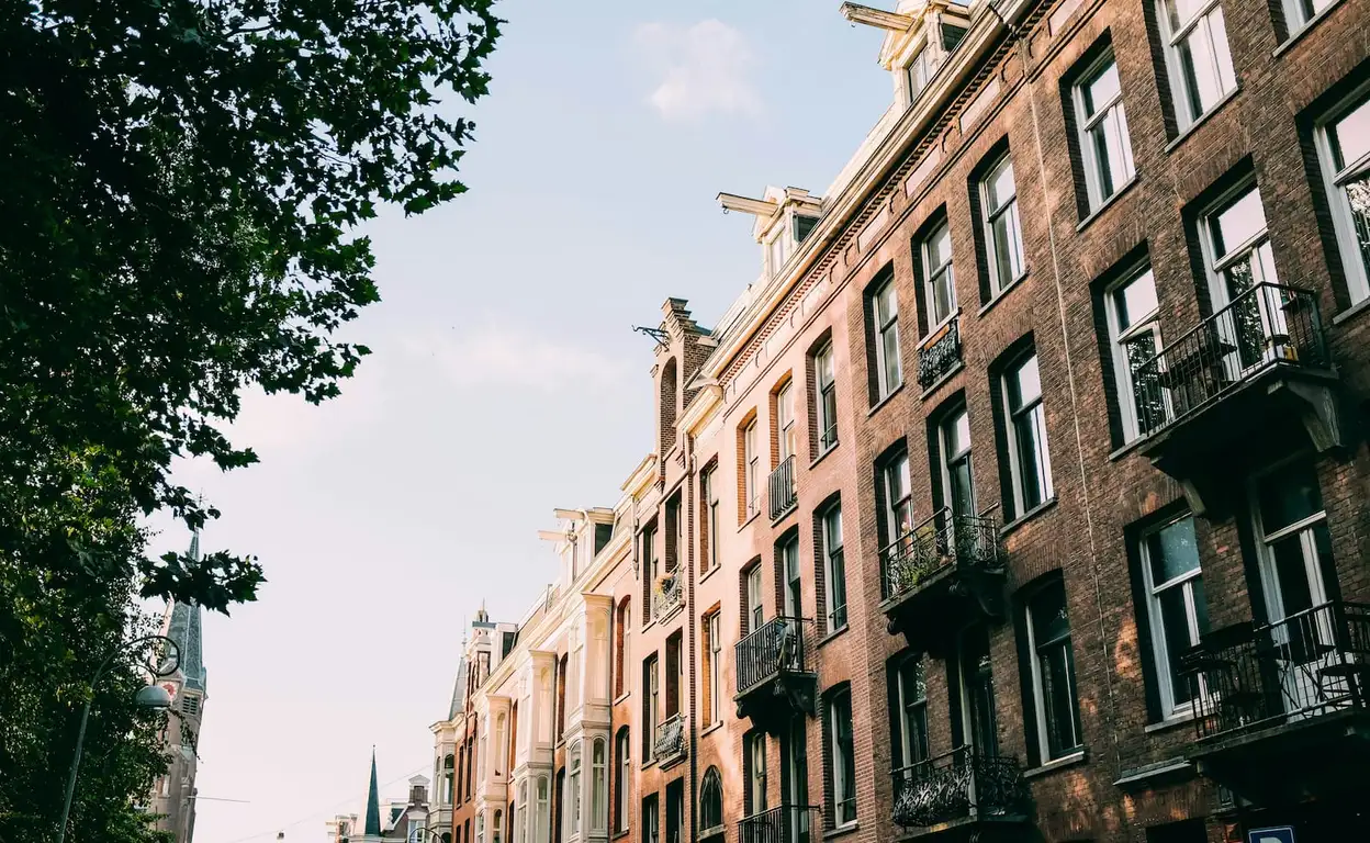 Gevels van huurwoningen in Amsterdam