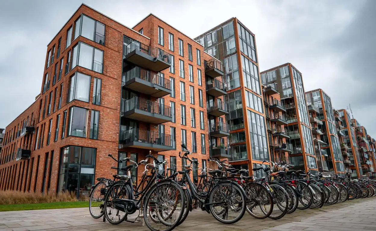 Nieuwe Nederlandse appartementen met fietsen voor de ingang