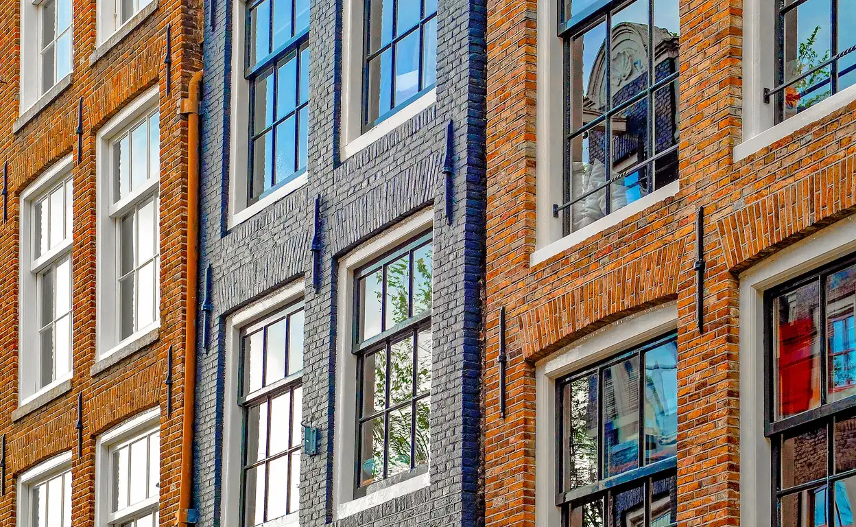 twee bakstenen huizen in de kleur zwart en oranje
