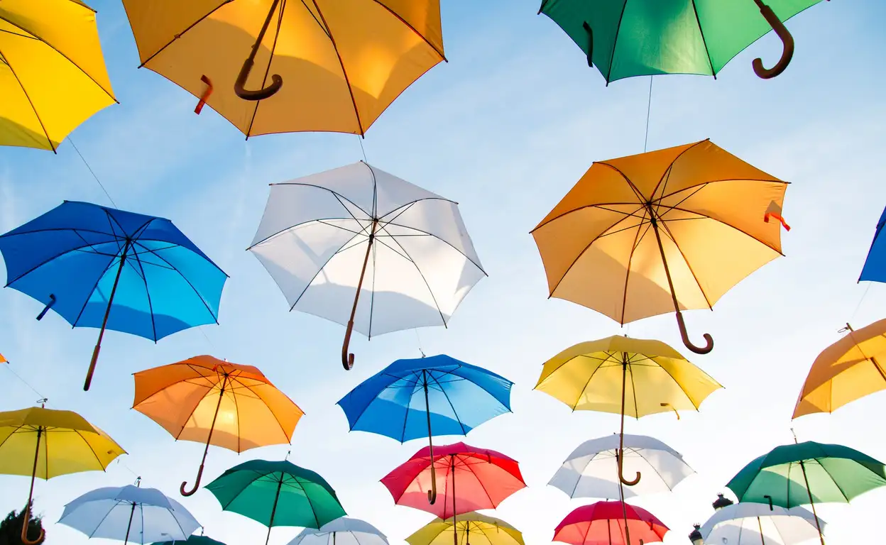 Verschillende kleuren paraplu's in de lucht
