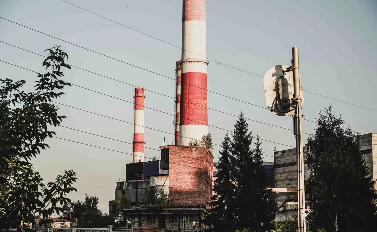 Een energiecentrale met rood witte schoorstenen