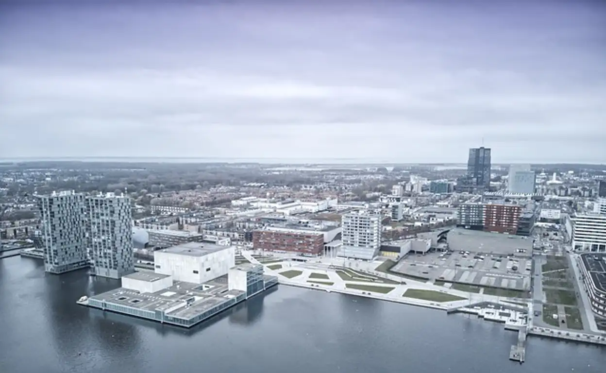 Een luchtfoto van Almere met een panoramisch uitzicht van bovenaf.