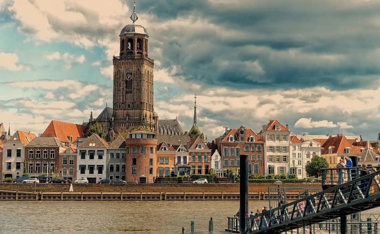 Aangezicht van Deventer gefotografeerd vanaf de overkant van de IJssel