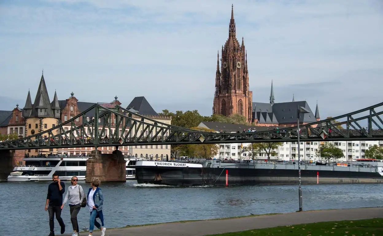 Aangezicht op Maastricht met de Maas op de voorgrond