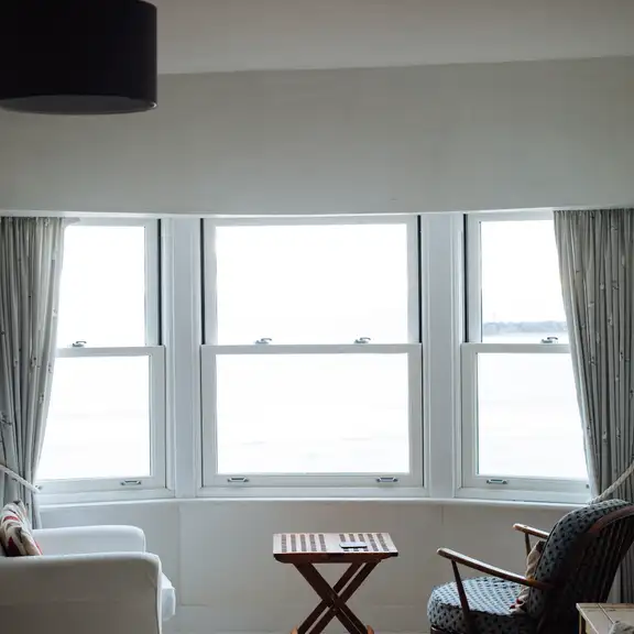 Twee stoelen bij een groot raam in een woning