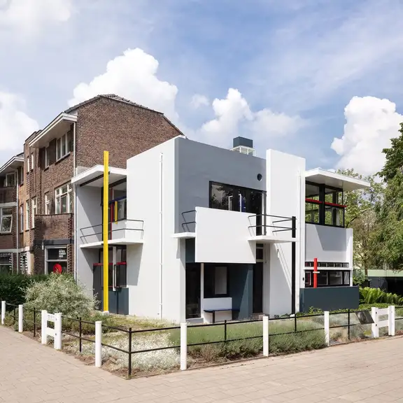 Een modern huis tussen oude woningen