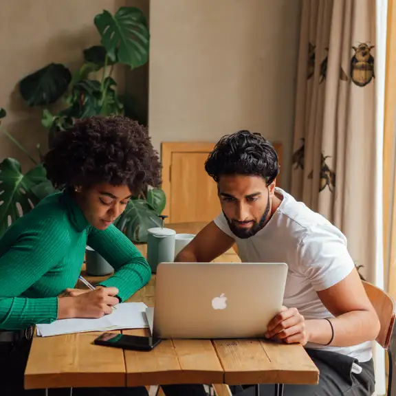 man en vrouw achter laptop