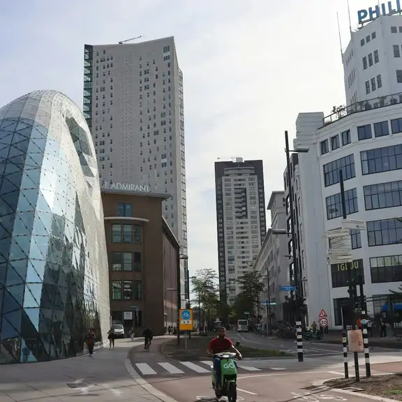 Aangezicht van Eindhoven met Philips gebouw en het gebouw Blob