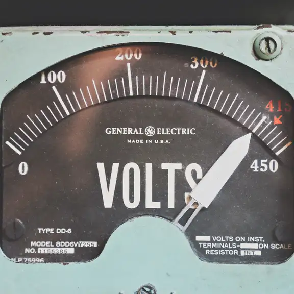 een voltmeter in een lichtblauwe kleur