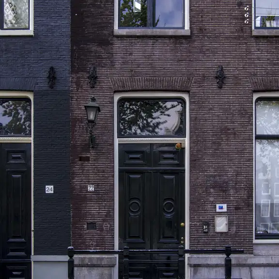 Donkere houten deur bij een woning