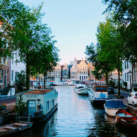 Diverse huizen aan een gracht in een Nederlandse stad.