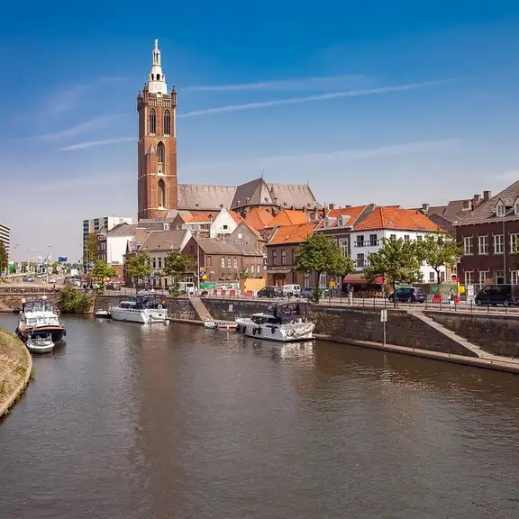 Aangezicht van Roermond met de maas op de voorgrond