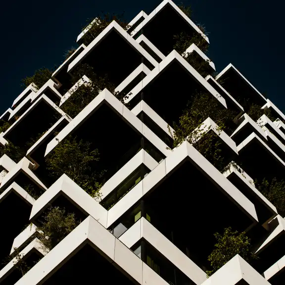 Onderaanzicht van een een appartementencomplex in Strijp-S, een van de meest inspirerende woonwijken in Nederland.