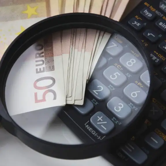 bankbiljetten van 50 euro onder een vergrootglas