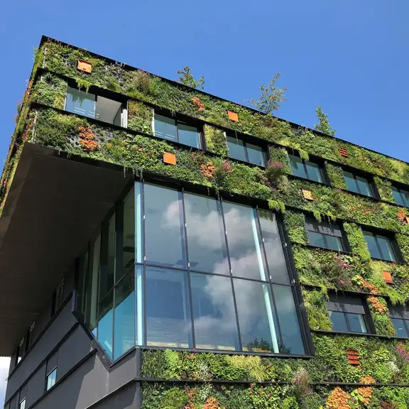 Moderne duurzame appartementencomplexen van woningcorporaties met zonnepanelen op de daken.
